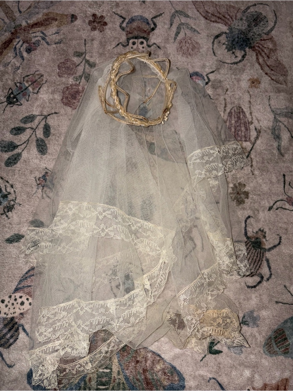 Vintage 1970s Woven Straw Crown Bridal Veil Scalloped Lace Trim